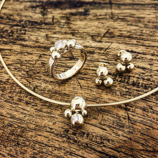 Sphere ring, hanger en oorstekers in geelgoud met diamanten